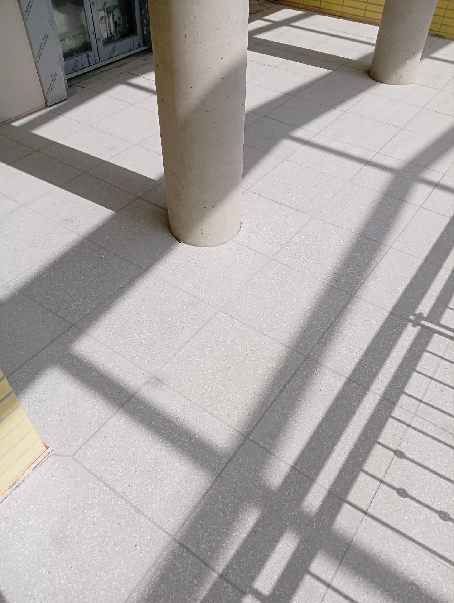 Exteriérová dlažba s pilíři
